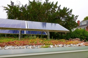 Spojenie zelenej strechy a termických panelov môže priniesť veľký efekt